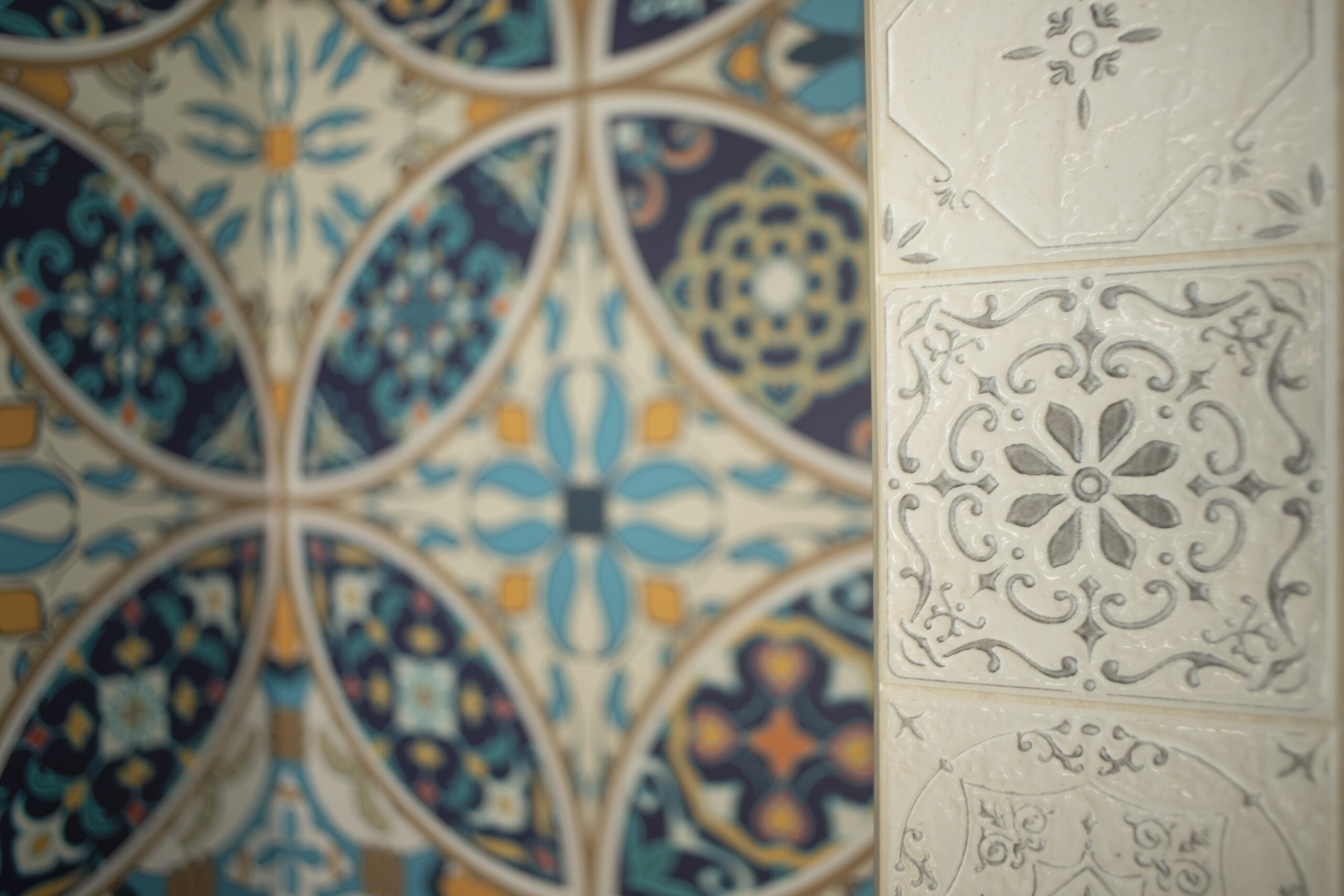 Tapeta w stylu hiszpańskiej ceramiki inspirowana naszą nazwą.